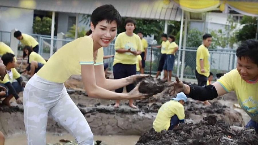 Selir Raja Thailand Sineenat Wongvajirapakdi dan Raja Menyapu di Penjara (Tangkapan Layar Facebook/ Thai PBS)
