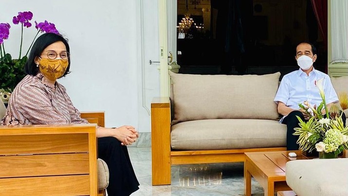 Usai di Vaksin Presiden Joko Widodo bertemu Menteri Keuangan Sri Mulyani dan Menteri BUMN Erick Thohir (Tangkapan Layar Instagram @smindrawati)