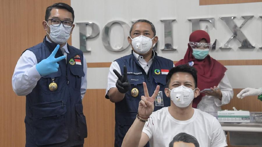 Ariel Noah mengikuti penyuntikan vaksin COVID-19 di Jawa Barat (Dok. Pemprov Jabar)