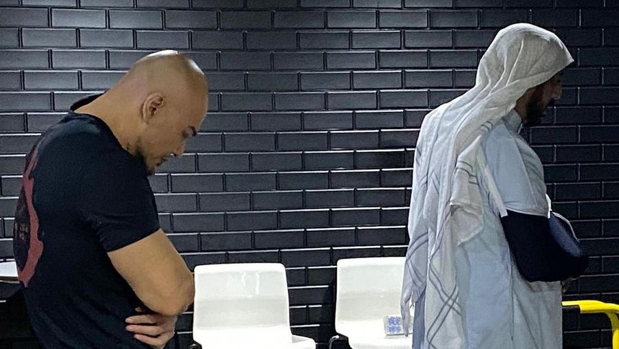 Deddy Corbuzier (kiri) dan Syekh Ali Jaber (Kanan). (tangkapan Layar Instagram @mastercorbuzier)