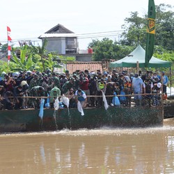 Citarum Menuju Jernih, Bank bjb Sebarkan Benih Ikan
