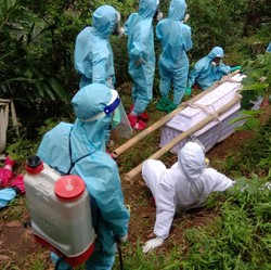 Cerita Satgas Jalan Jauh & Nyebur Sungai Demi Makamkan Pasien