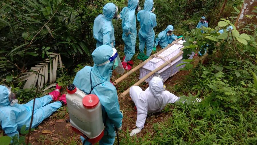 Pemakaman prosedur covid-19 oleh Satgas Penanggulangan covid-19 Kalurahan Banjaroyo dari RS Sarjito menuju Makam Padukuhan Pantog Kulon, Kapanewon Kalibawang Kabupaten Kulon Progo. (Tangkapan Layar twitter @TRCBPBDDIY)