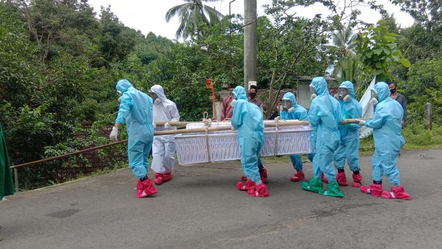 Pemakaman prosedur covid-19 oleh Satgas Penanggulangan covid-19 Kalurahan Banjaroyo dari RS Sarjito menuju Makam Padukuhan Pantog Kulon, Kapanewon Kalibawang Kabupaten Kulon Progo. (Tangkapan Layar twitter @TRCBPBDDIY)