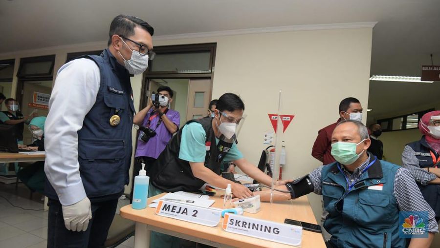 Vaksinasi COVID-19 di Jawa Barat (Jabar) dimulai di RSUP Dr. Hasan Sadikin, Kamis (14/1/2021). Beberapa pejabat publik, tokoh masyarakat, dan tokoh agama di Jabar menjalani pemberian vaksin COVID-19. 

Selain Wakil Gubernur Jabar Uu Ruzhanul Ulum, Kapolda Jabar Irjen Pol Ahmad Dofiri, Sekretaris Daerah Jabar Setiawan Wangsaatmaja, Ketua PWNU Jabar KH. Hasan Nuri Hidayatullah, dan Sekretaris Umum PGI Wilayah Jabar Pendeta Paulus Wiyono, mengawali vaksinasi COVID-19 di Jabar. 
 (Dok. Pemprov Jabar)