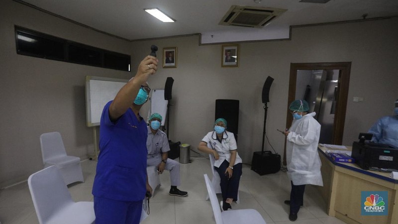 Petugas medis menyuntikan vaksin Covid-19 Sinovac kepada tenaga medis di Rumah Sakit Siloam, Jakarta (14/1/2021). Vaksinasi tahap awal akan menargetkan 1,48 juta Nakes yang di jadwalkan berlangsung Januari 2021. (CNBC Indonesia/Tri Susilo)