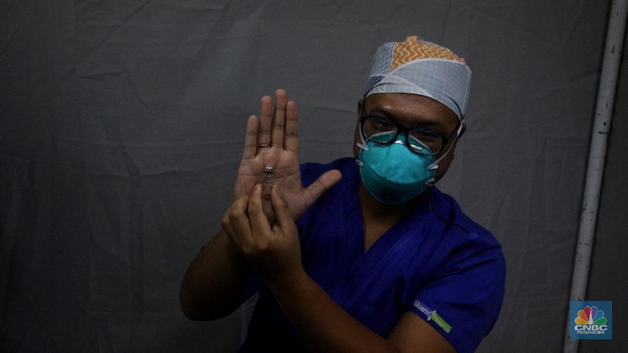 Petugas medis menyuntikan vaksin Covid-19 Sinovac kepada tenaga medis di Rumah Sakit Siloam, Jakarta (14/1/2021). Vaksinasi tahap awal akan menargetkan 1,48 juta Nakes yang di jadwalkan berlangsung Januari 2021. (CNBC Indonesia/Tri Susilo)