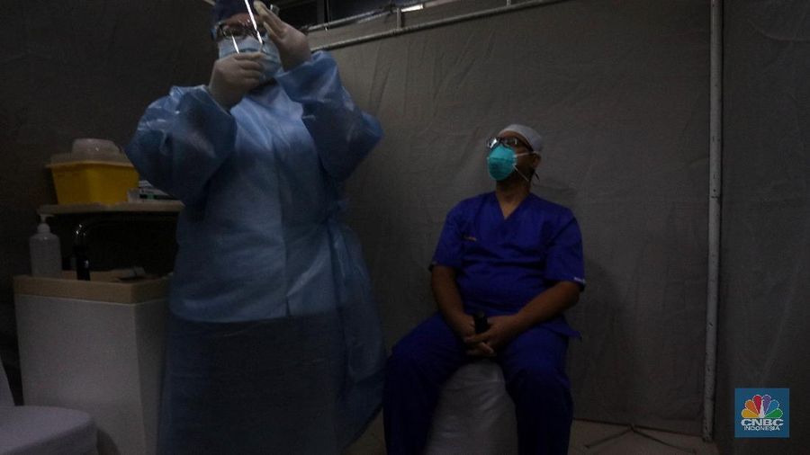 Petugas medis menyuntikan vaksin Covid-19 Sinovac kepada tenaga medis di Rumah Sakit Siloam, Jakarta (14/1/2021). Vaksinasi tahap awal akan menargetkan 1,48 juta Nakes yang di jadwalkan berlangsung Januari 2021. (CNBC Indonesia/Tri Susilo)