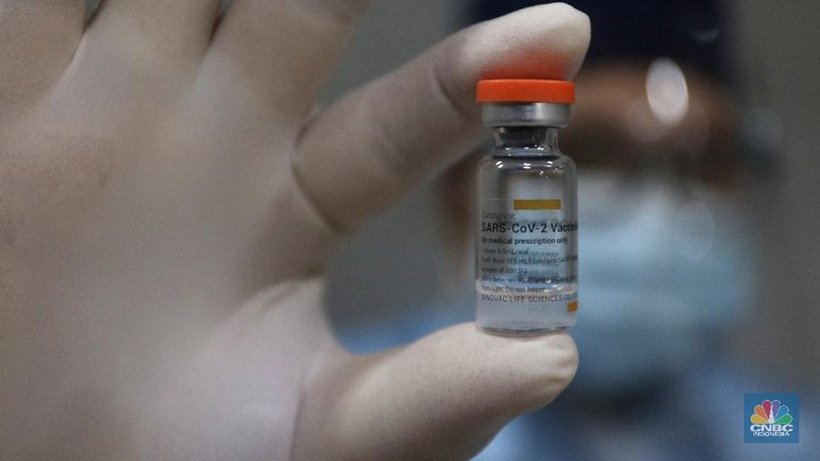 Petugas medis menyuntikan vaksin Covid-19 Sinovac kepada tenaga medis di Rumah Sakit Siloam, Jakarta (14/1/2021). Vaksinasi tahap awal akan menargetkan 1,48 juta Nakes yang di jadwalkan berlangsung Januari 2021. (CNBC Indonesia/Tri Susilo)