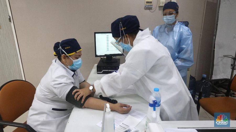 Petugas medis menyuntikan vaksin Covid-19 Sinovac kepada tenaga medis di Rumah Sakit Siloam, Jakarta (14/1/2021). Vaksinasi tahap awal akan menargetkan 1,48 juta Nakes yang di jadwalkan berlangsung Januari 2021. (վ/Tri Susilo)