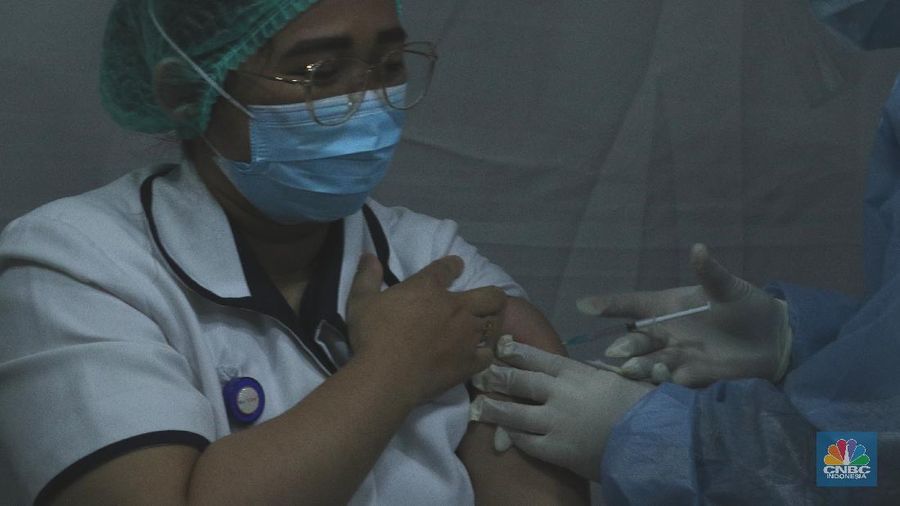Penyuntikan Vaksin Covid-19 Kepada Tenaga Kesehatan (CNBC Indonesia/ Tri Susilo)