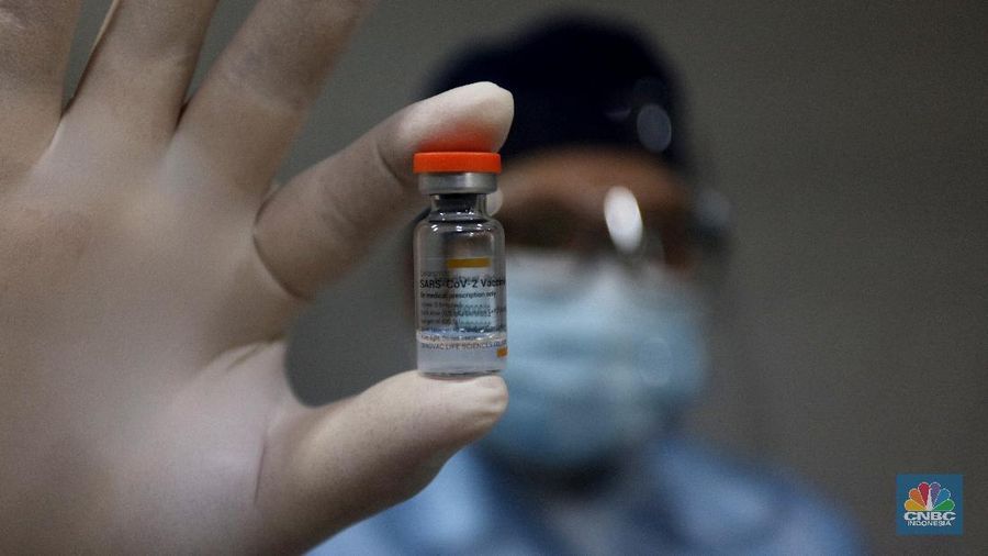 Penyuntikan Vaksin Covid-19 Kepada Tenaga Kesehatan (CNBC Indonesia/ Tri Susilo)
