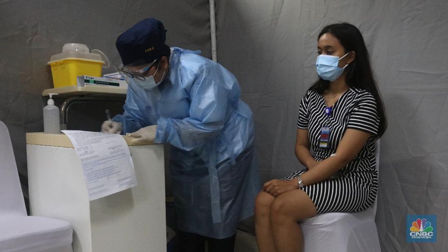 Penyuntikan Vaksin Covid-19 Kepada Tenaga Kesehatan (CNBC Indonesia/ Tri Susilo)