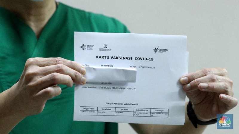 Petugas medis menyuntikan vaksin Covid-19 Sinovac kepada tenaga medis di Rumah Sakit Siloam, Jakarta (14/1/2021). Vaksinasi tahap awal akan menargetkan 1,48 juta Nakes yang di jadwalkan berlangsung Januari 2021. (CNBC Indonesia/Tri Susilo)