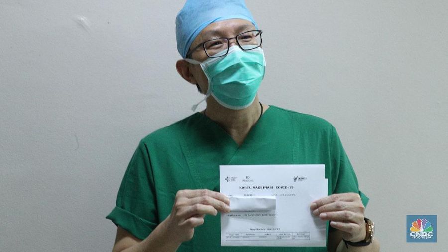 Petugas medis menyuntikan vaksin Covid-19 Sinovac kepada tenaga medis di Rumah Sakit Siloam, Jakarta (14/1/2021). Vaksinasi tahap awal akan menargetkan 1,48 juta Nakes yang di jadwalkan berlangsung Januari 2021. (CNBC Indonesia/Tri Susilo)