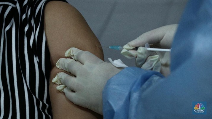 Petugas medis menyuntikan vaksin Covid-19 Sinovac kepada tenaga medis di Rumah Sakit Siloam, Jakarta (14/1/2021). Vaksinasi tahap awal akan menargetkan 1,48 juta Nakes yang di jadwalkan berlangsung Januari 2021. (CNBC Indonesia/Tri Susilo)