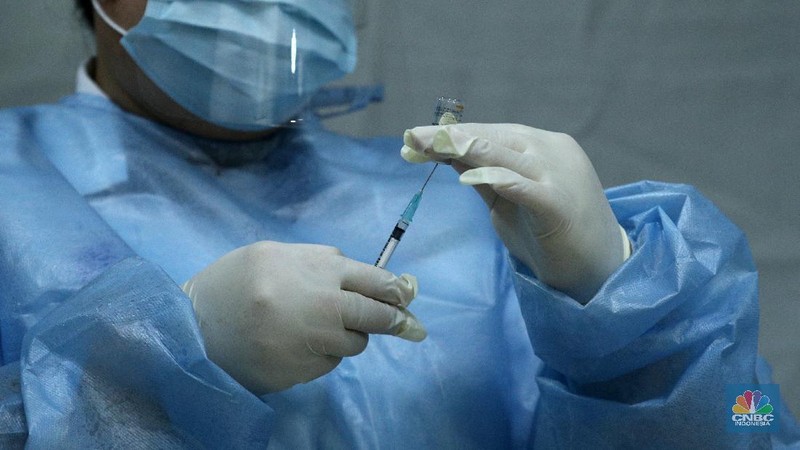Petugas medis menyuntikan vaksin Covid-19 Sinovac kepada tenaga medis di Rumah Sakit Siloam, Jakarta (14/1/2021). Vaksinasi tahap awal akan menargetkan 1,48 juta Nakes yang di jadwalkan berlangsung Januari 2021. (CNBC Indonesia/Tri Susilo)