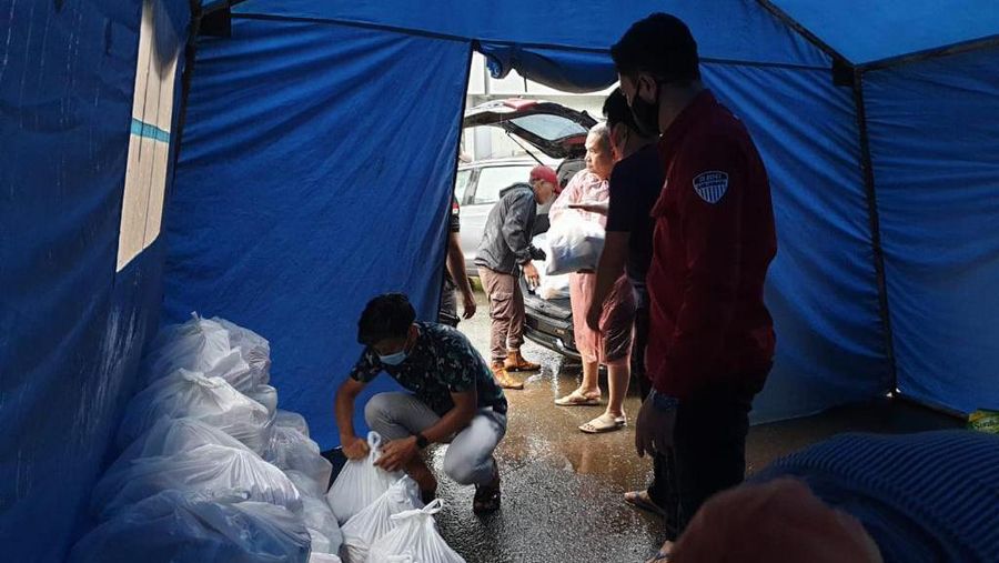 Pegawai BNI menyerahkan secara simbolis bantuan kepada korban banjir di Kabupaten Tanah Laut, Kalimantan Selatan, pada Jumat (15 Januari 2021). Bantuan yang diberikan terdiri dari sembako, selimut dan tikar, makanan pokok atau siap saji, masker, popok bayi, obat-obatan, vitamin, serta kebutuhan penting lainnya. (Dok. BNI)