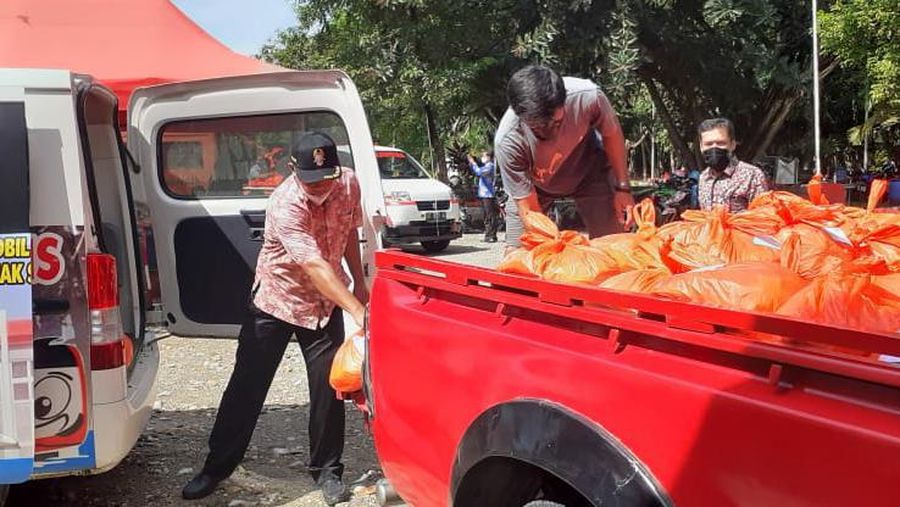 Pegawai BNI menyerahkan secara simbolis bantuan kepada korban banjir di Kabupaten Tanah Laut, Kalimantan Selatan, pada Jumat (15 Januari 2021). Bantuan yang diberikan terdiri dari sembako, selimut dan tikar, makanan pokok atau siap saji, masker, popok bayi, obat-obatan, vitamin, serta kebutuhan penting lainnya. (Dok. BNI)