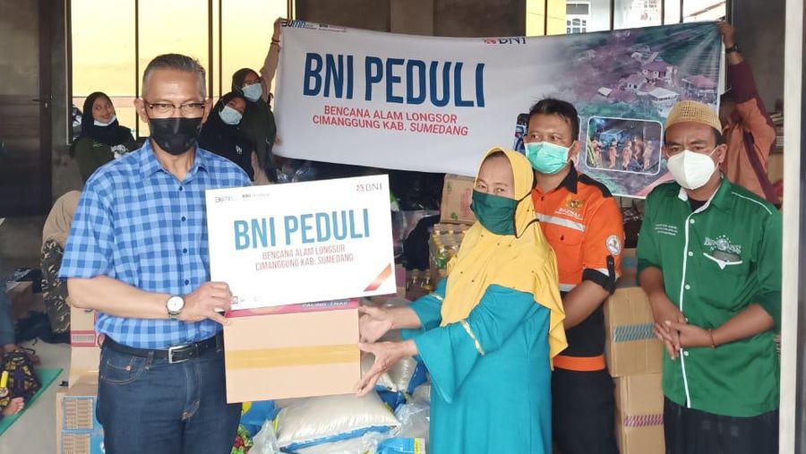 Pegawai BNI menyerahkan secara simbolis bantuan kepada korban banjir di Kabupaten Tanah Laut, Kalimantan Selatan, pada Jumat (15 Januari 2021). Bantuan yang diberikan terdiri dari sembako, selimut dan tikar, makanan pokok atau siap saji, masker, popok bayi, obat-obatan, vitamin, serta kebutuhan penting lainnya. (Dok. BNI)
