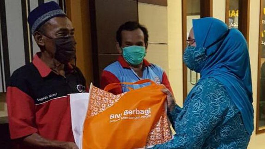 Pegawai BNI menyerahkan secara simbolis bantuan kepada korban banjir di Kabupaten Tanah Laut, Kalimantan Selatan, pada Jumat (15 Januari 2021). Bantuan yang diberikan terdiri dari sembako, selimut dan tikar, makanan pokok atau siap saji, masker, popok bayi, obat-obatan, vitamin, serta kebutuhan penting lainnya. (Dok. BNI)