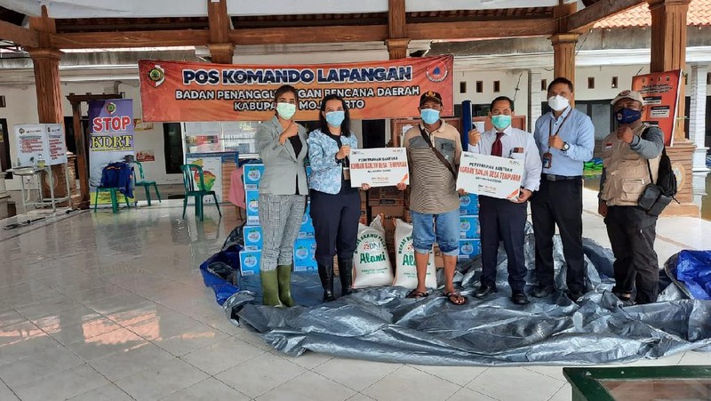 Pegawai BNI menyerahkan secara simbolis bantuan kepada korban banjir di Kabupaten Tanah Laut, Kalimantan Selatan, pada Jumat (15 Januari 2021). Bantuan yang diberikan terdiri dari sembako, selimut dan tikar, makanan pokok atau siap saji, masker, popok bayi, obat-obatan, vitamin, serta kebutuhan penting lainnya. (Dok. BNI)