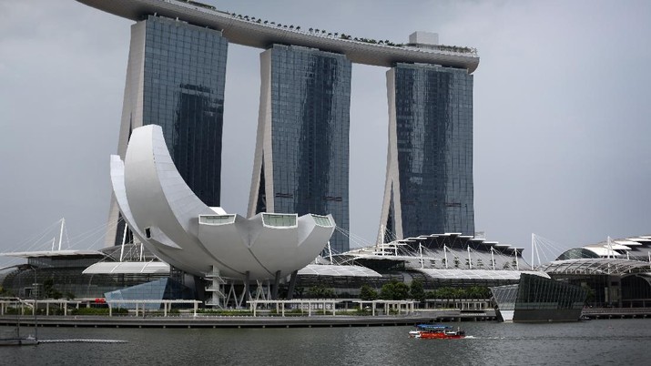 A tourist boat passes by the Marina Bay Sands, Singapore's casino resort, Monday June 13, 2011 in Singapore. Singapore's central bank said last week a survey of analysts shows the economy will likely grow 6.2 percent this year, more than the previous estimate. (AP Photo/Wong Maye-E)