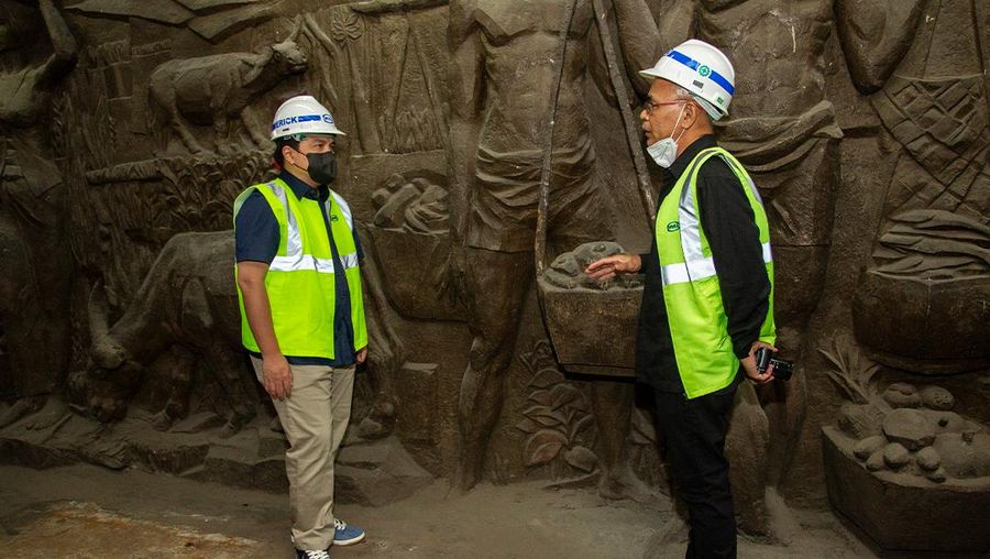 Menteri BUMN Erick Thohir saat melihat relief tersembunyi di Gedung Sarinah. (Dok Kementerian BUMN).