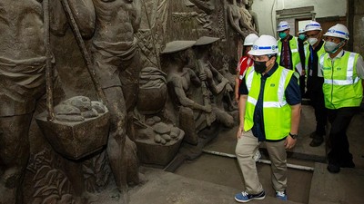 Menteri BUMN Erick Thohir saat melihat relief tersembunyi di Gedung Sarinah. (Dok Kementerian BUMN). Menteri BUMN Erick Thohir saat melihat relief tersembunyi di Gedung Sarinah. (Dok Kementerian BUMN).