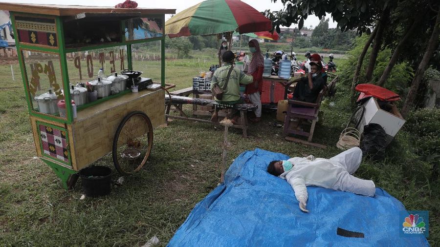 Rescuers search for victims at a village hit by Sunday's landslides in Sumedang, West Java, Indonesia, Monday, Jan. 11, 2021. Landslides triggered by heavy rain in the village left at a number of people died and injured, officials said. (AP Photo/Sorasoca)