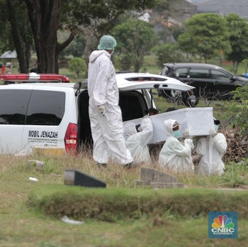 Potret Antrean Mobil Jenazah & Ledakan Kasus Covid-19