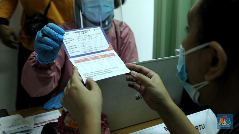 Petugas kesehatan menyuntikan vaksin Covid-19 Sinovac ke tenaga kesehatan di Puskesmas Kecamatan Kebayoran Lama, Jumat (15/1/2021). Vaksinasi kepada para tenaga kesehatan tersebut sebagai upaya penanggulangan pandami Covid-19. (CNBC Indonesia/Tri Susilo)