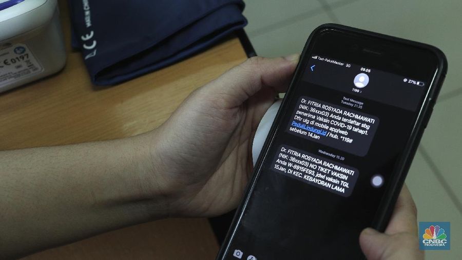 Petugas kesehatan menyuntikan vaksin Covid-19 Sinovac ke tenaga kesehatan di Puskesmas Kecamatan Kebayoran Lama, Jumat (15/1/2021). Vaksinasi kepada para tenaga kesehatan tersebut sebagai upaya penanggulangan pandami Covid-19. (CNBC Indonesia/Tri Susilo)