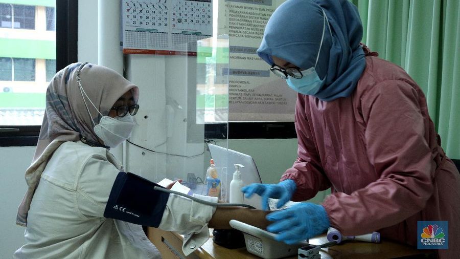 Petugas kesehatan menyuntikan vaksin Covid-19 Sinovac ke tenaga kesehatan di Puskesmas Kecamatan Kebayoran Lama, Jumat (15/1/2021). Vaksinasi kepada para tenaga kesehatan tersebut sebagai upaya penanggulangan pandami Covid-19. (CNBC Indonesia/Tri Susilo)