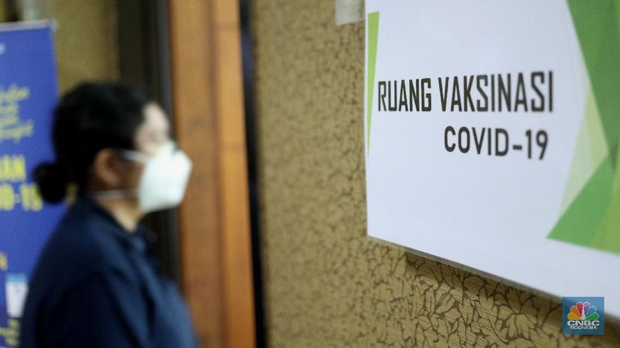 Petugas kesehatan menyuntikan vaksin Covid-19 Sinovac ke tenaga kesehatan di Puskesmas Kecamatan Kebayoran Lama, Jumat (15/1/2021). Vaksinasi kepada para tenaga kesehatan tersebut sebagai upaya penanggulangan pandami Covid-19. (CNBC Indonesia/Tri Susilo)