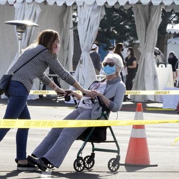 Melihat Disneyland Jadi Tempat Vaksinasi Massal Corona