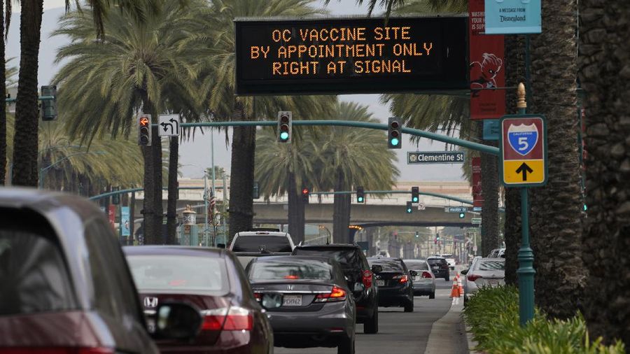 Vaksinasi Massal di Disneyland, California (AP/Damian Dovarganes)