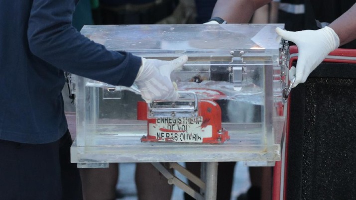 Blackbox Pesawat Sriwijaya SJ-182 Members of National Transportation Safety Committee carry a box containing the flight data recorder of Sriwijaya Air flight SJ-182 retrieved from the Java Sea where the passenger jet crashed during a press conference at Tanjung Priok Port, Tuesday, Jan. 12, 2021. Indonesian navy divers searching the ocean floor on Tuesday recovered the flight data recorder from a Sriwijaya Air jet that crashed into the Java Sea with 62 people on board. (AP Photo/Dita Alangkara)