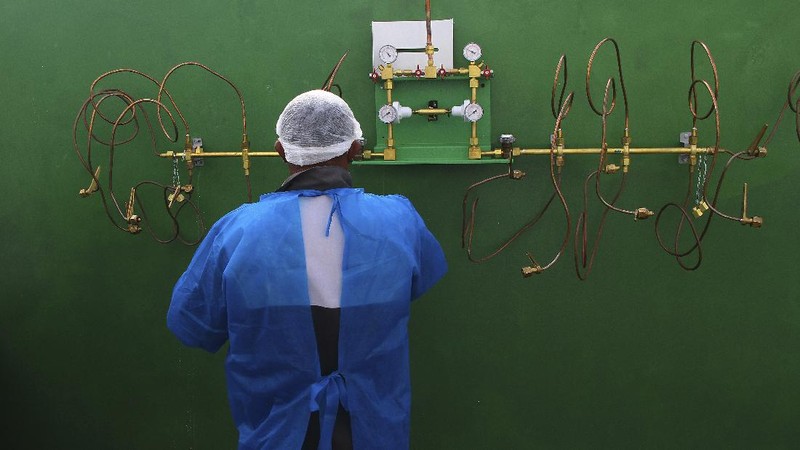 Family members of patients hospitalized with COVID-19 line up with empty oxygen tanks in an attempt to refill them, outside the Nitron da Amazonia company, in Manaus, Amazonas state, Brazil, Friday, Jan. 15, 2021. (AP Photo/Edmar Barros)
