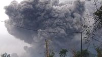 Meletus! Gunung Semeru Keluarkan Awan Panas Sejauh 4,5 KM