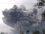 Meletus! Gunung Semeru Keluarkan Awan Panas Sejauh 4,5 KM