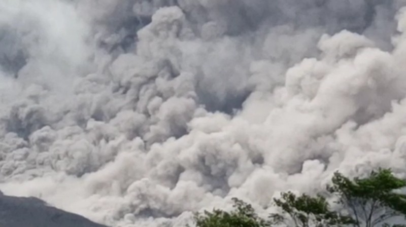 Gunung Semeru Kembali Keluarkan Awan Panas Guguran Sejauh 4,5 Kilometer (tangkapan layar via BNPB)