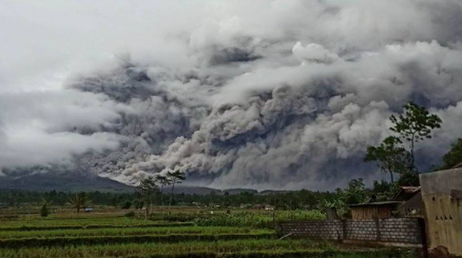 Gunung Semeru Kembali Keluarkan Awan Panas Guguran Sejauh 4,5 Kilometer (tangkapan layar via BNPB)