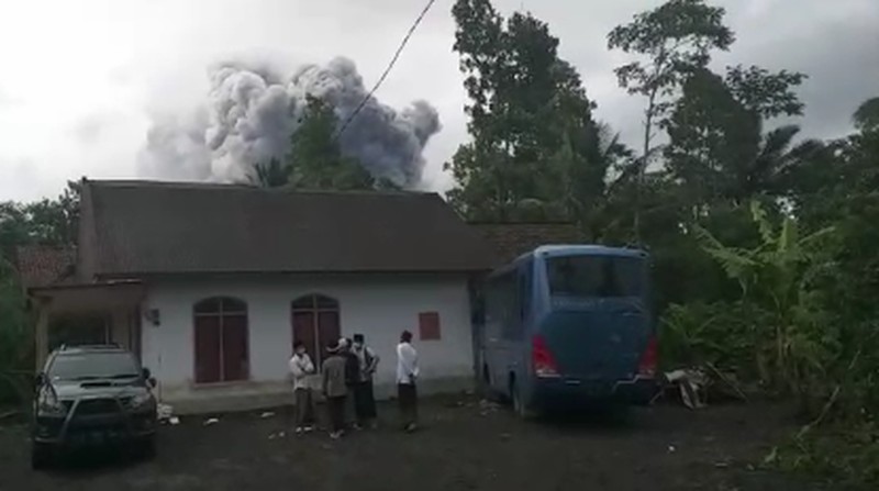 Gunung Semeru Kembali Keluarkan Awan Panas Guguran Sejauh 4,5 Kilometer (tangkapan layar via BNPB)