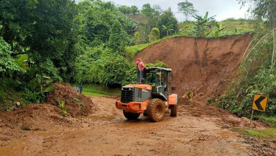 Sempat Terputus Akibat Gempa Sulbar, Jalur Darat Majene-Mamuju Kembali Pulih (Dok. BNPB)