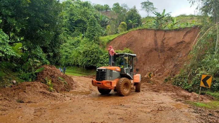 Sempat Terputus Akibat Gempa Sulbar, Jalur Darat Majene-Mamuju Kembali Pulih (Dok. BNPB) Sempat Terputus Akibat Gempa Sulbar, Jalur Darat Majene-Mamuju Kembali Pulih (Dok. BNPB)
