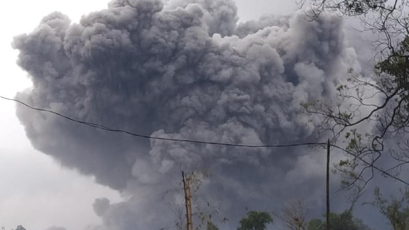 Gunung Semeru Kembali Keluarkan Awan Panas Guguran Sejauh 4,5 Kilometer (tangkapan layar via BNPB)