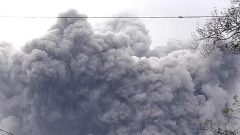 Gunung Semeru Kembali Keluarkan Awan Panas Guguran Sejauh 4,5 Kilometer (tangkapan layar via BNPB)