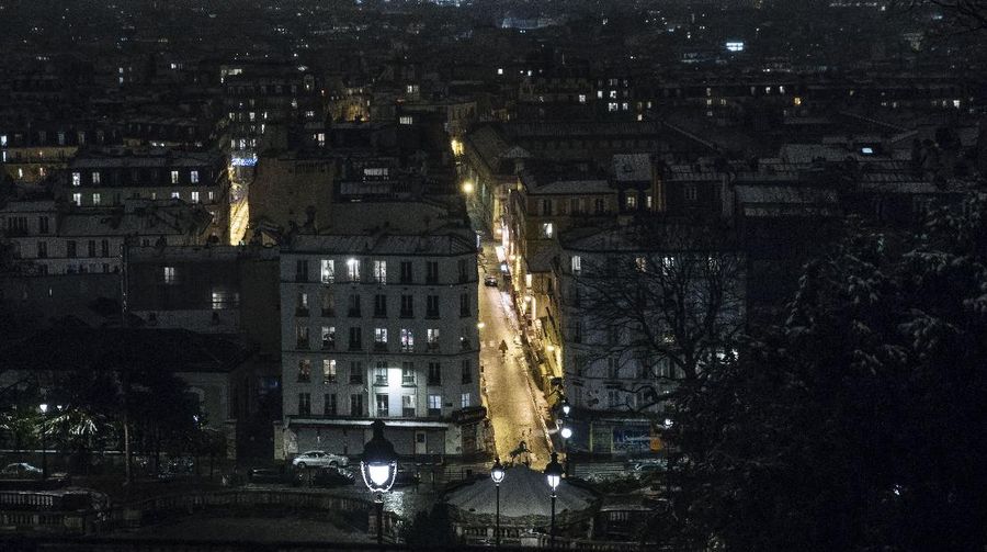 Ilustrasi jam malam di Prancis. AP/Christophe Ena