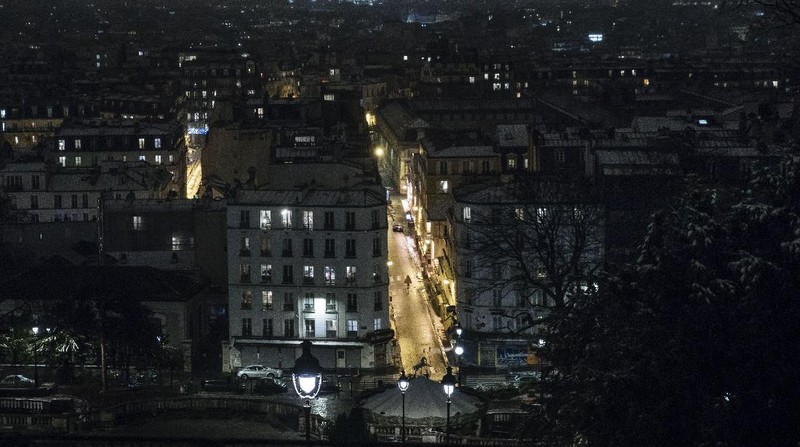 Ilustrasi jam malam di Prancis. AP/Christophe Ena